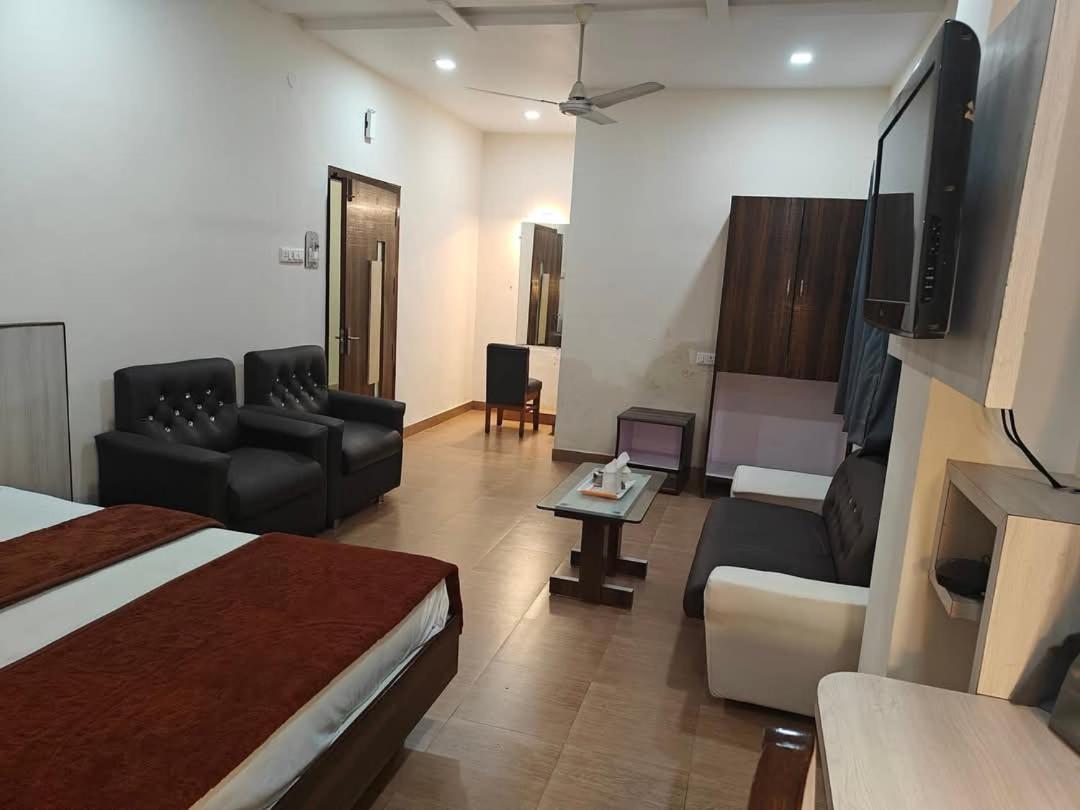 Hotel Alka Palace Durg Bagian luar foto