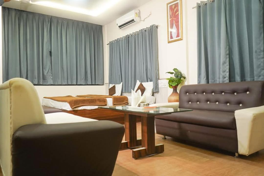 Hotel Alka Palace Durg Bagian luar foto
